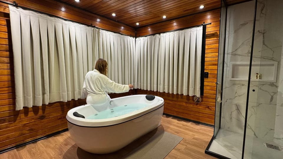 Toilet, Hot Tub
