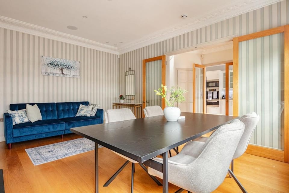 Luxury House with 3 Ensuite Bedrooms in Paddington Apartment in City of Westminster