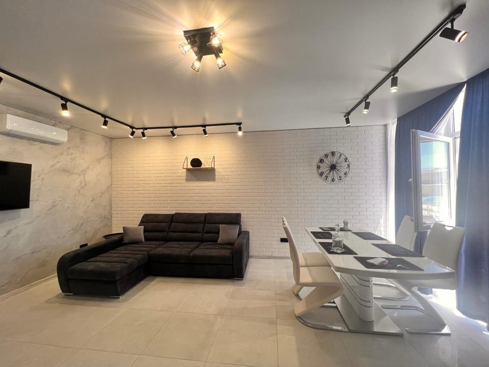 TV and multimedia, Seating area, Dining area, air conditioner
