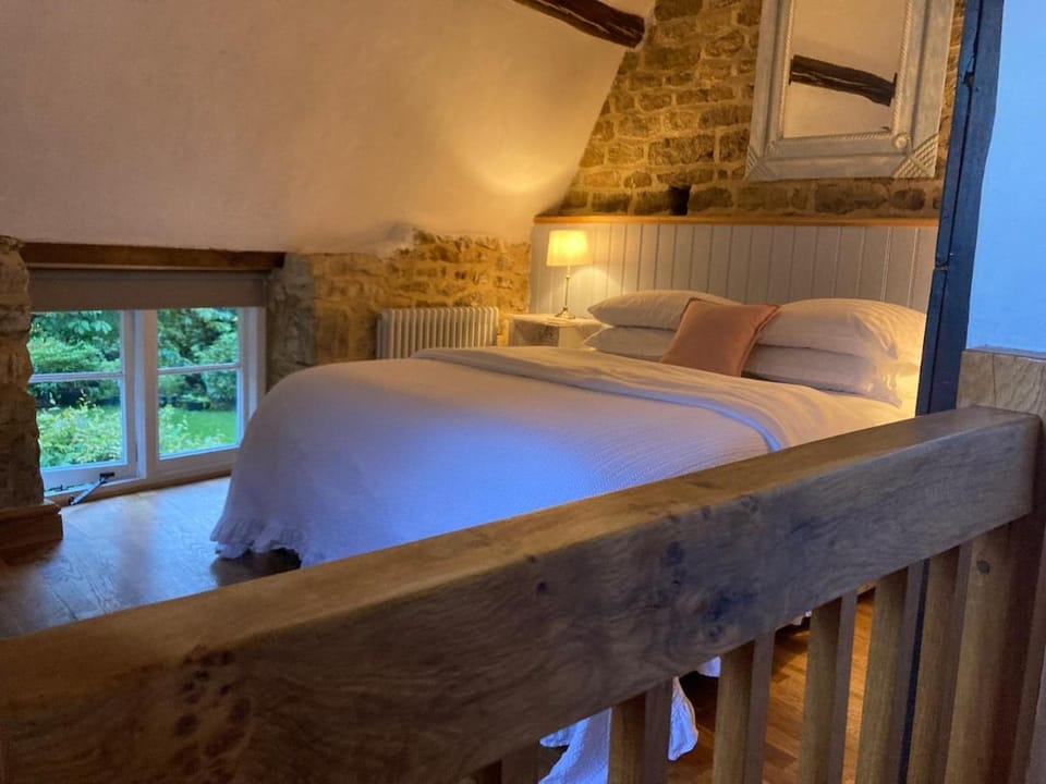 Beautiful Thatched Cottage with Piano Apartment in Daventry District