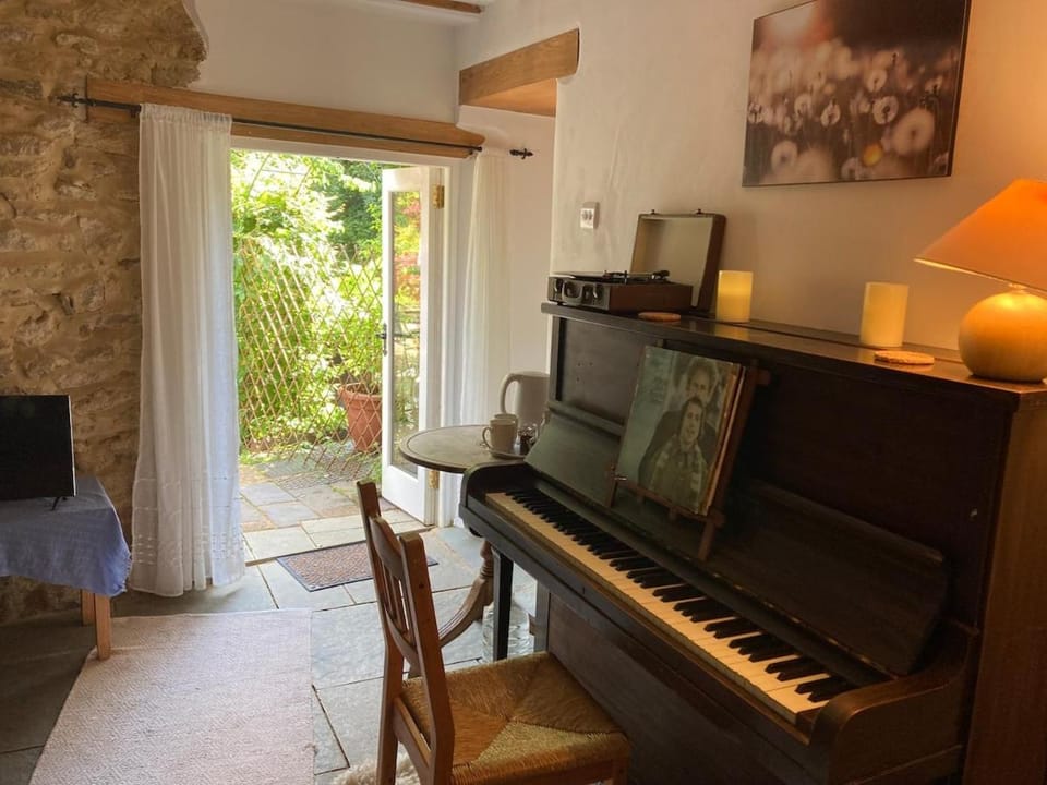Beautiful Thatched Cottage with Piano Apartment in Daventry District