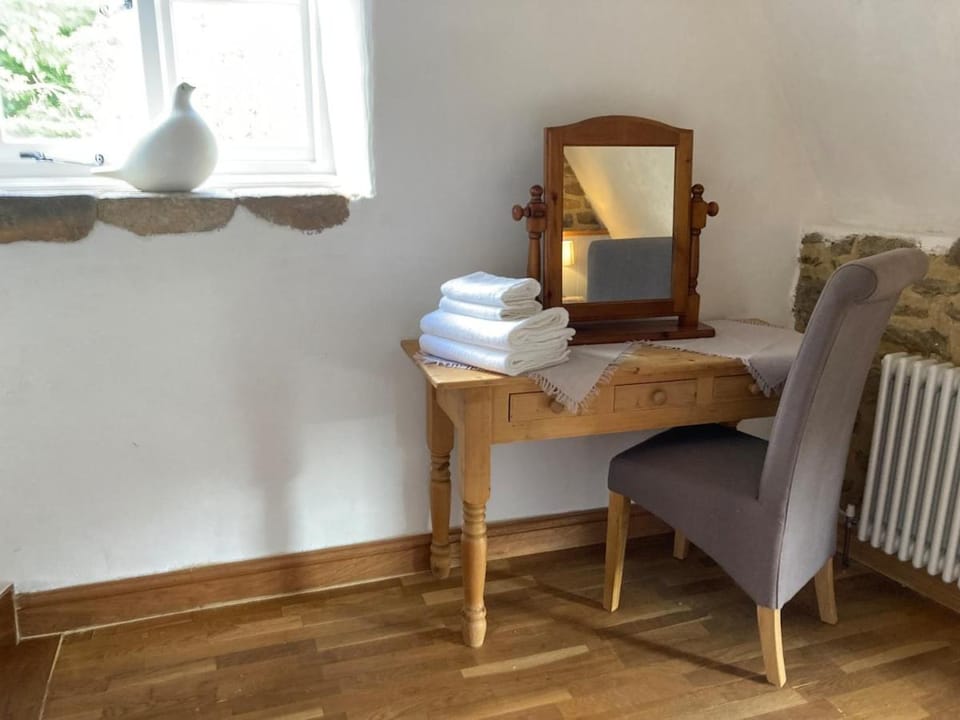 Beautiful Thatched Cottage with Piano Apartment in Daventry District