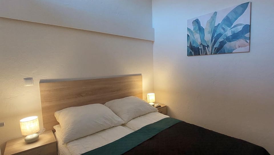 Bed, TV and multimedia, Bedroom, flat iron, internet