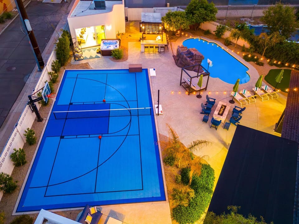 WaterslideLuxury3 housesSportCrtShuffleGolfSpa House in Mesa