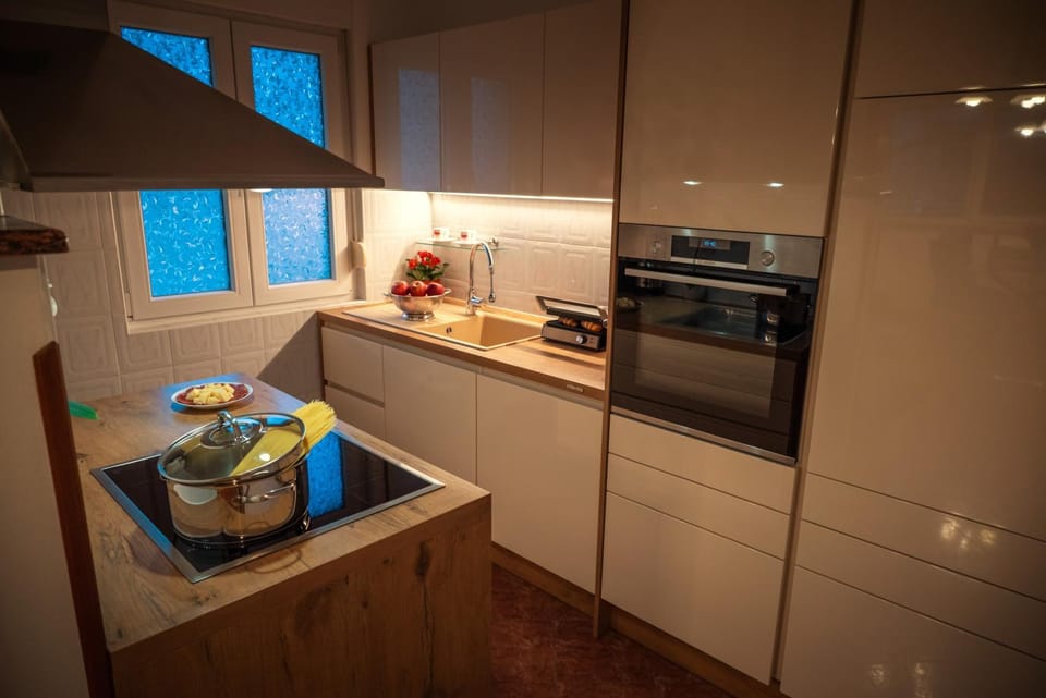 Kitchen or kitchenette, Food and drinks, dishwasher, oven, stove, toaster
