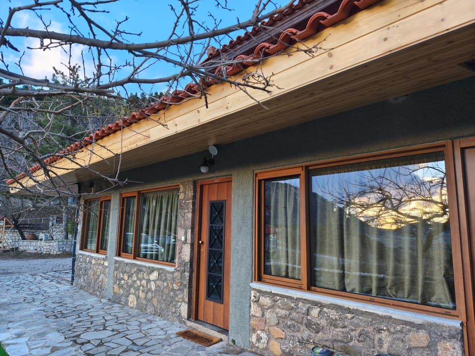 Φεγγαρόπετρα ΓΑΙΟΦΩΣ Apartment hotel in Peloponnese, Western Greece and the Ionian