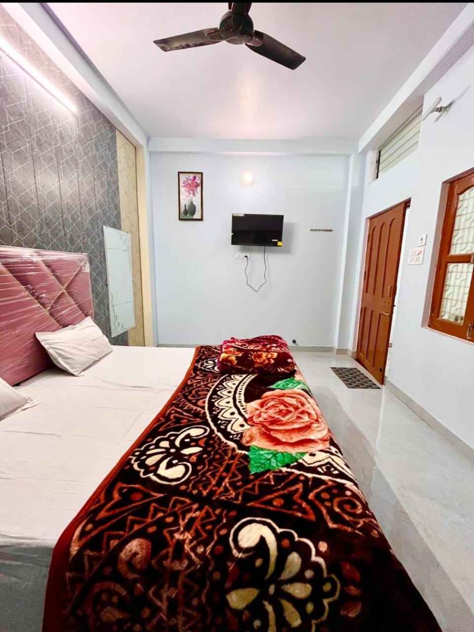 Bed, TV and multimedia, Photo of the whole room, Bedroom