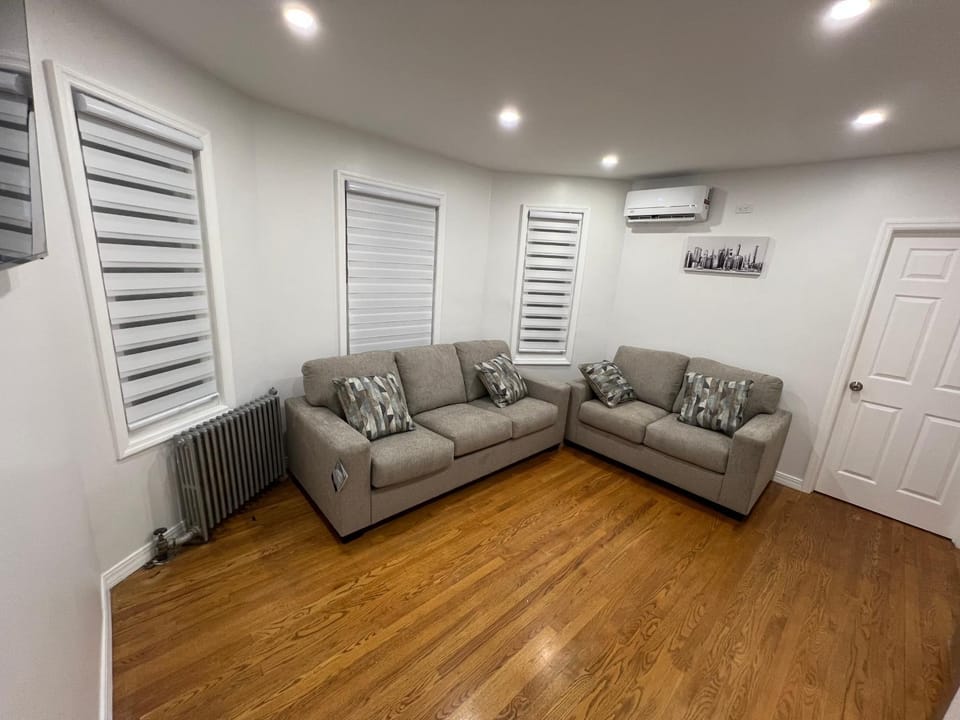 Cozy 2-Person Apartment Near JFK Airport & Shopping Area Apartment in Woodhaven
