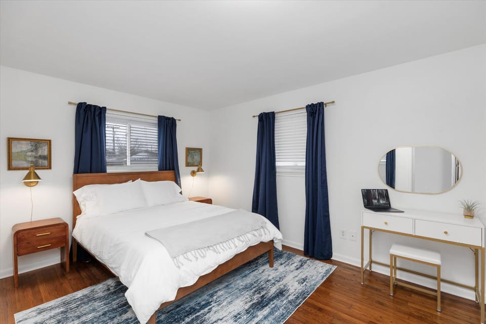 Arcade! Brand New MCM 4BR, Ping Pong, 4 Queens House in Clawson