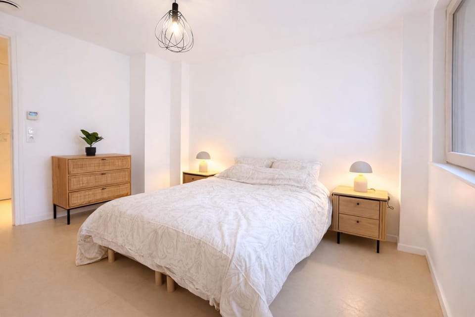 Photo of the whole room, Bedroom