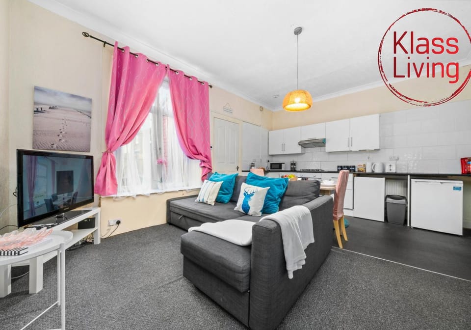 Coffee/tea facilities, Kitchen or kitchenette, Living room, Decorative detail, Seating area, Dining area, Guests, group of guests, Family