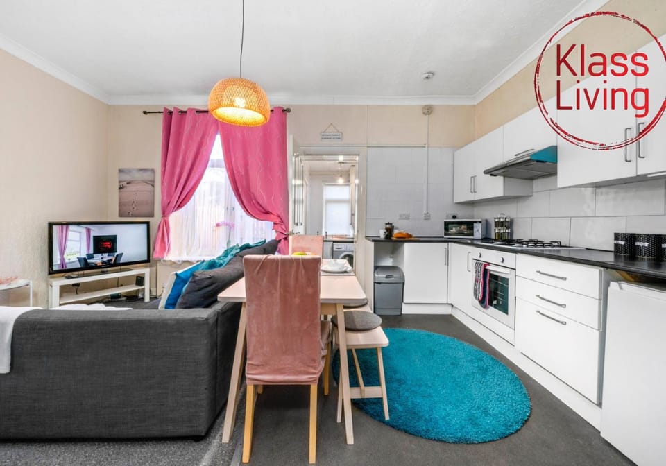 TV and multimedia, Kitchen or kitchenette, Living room, Decorative detail, Seating area, Dining area, Guests, group of guests, Family