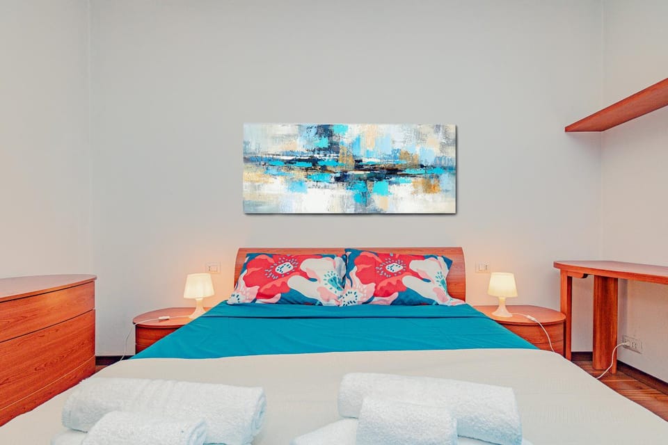 Stylish Apartment near Duomo, Near Metro, Balcony Apartment in Milan