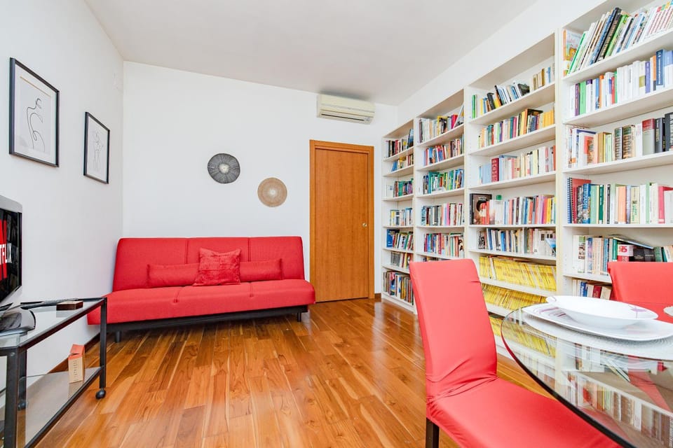 Stylish Apartment near Duomo, Near Metro, Balcony Apartment in Milan