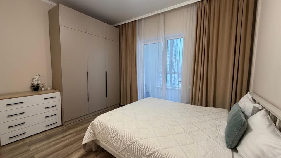Photo of the whole room, Bedroom, wardrobe