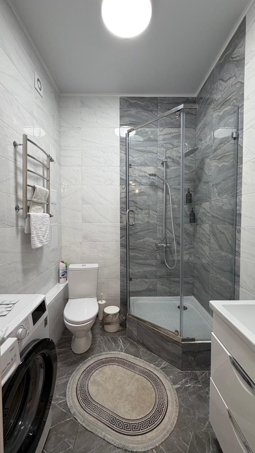 Shower, Toilet, towels, towels, washing machine