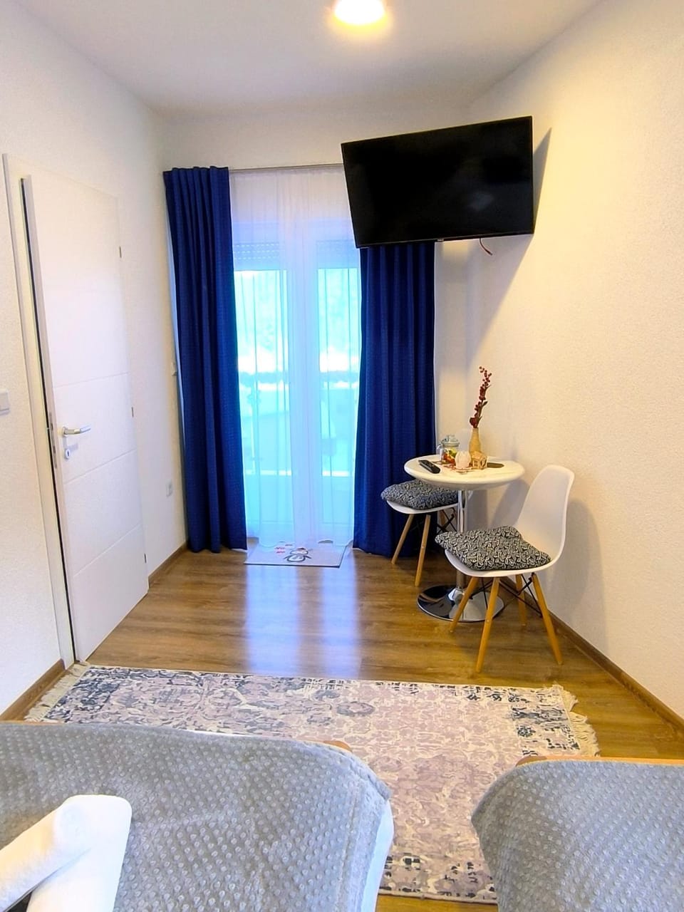 Bed, TV and multimedia, Living room, Photo of the whole room, Dining area