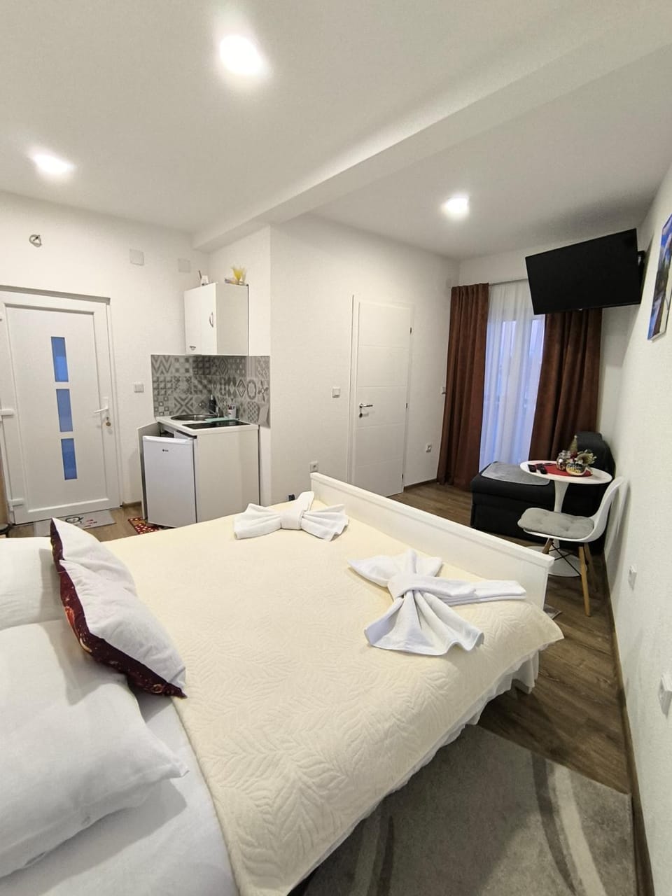 Bed, Kitchen or kitchenette, Living room, Photo of the whole room, Bedroom, stove, towels