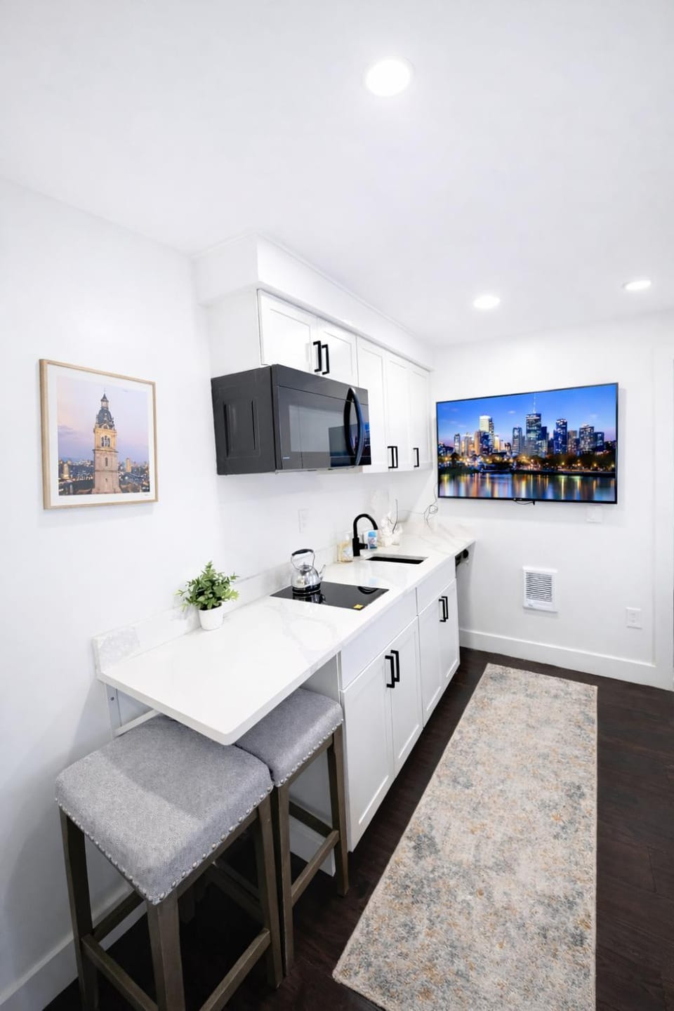 Kitchen or kitchenette, minibar, stove