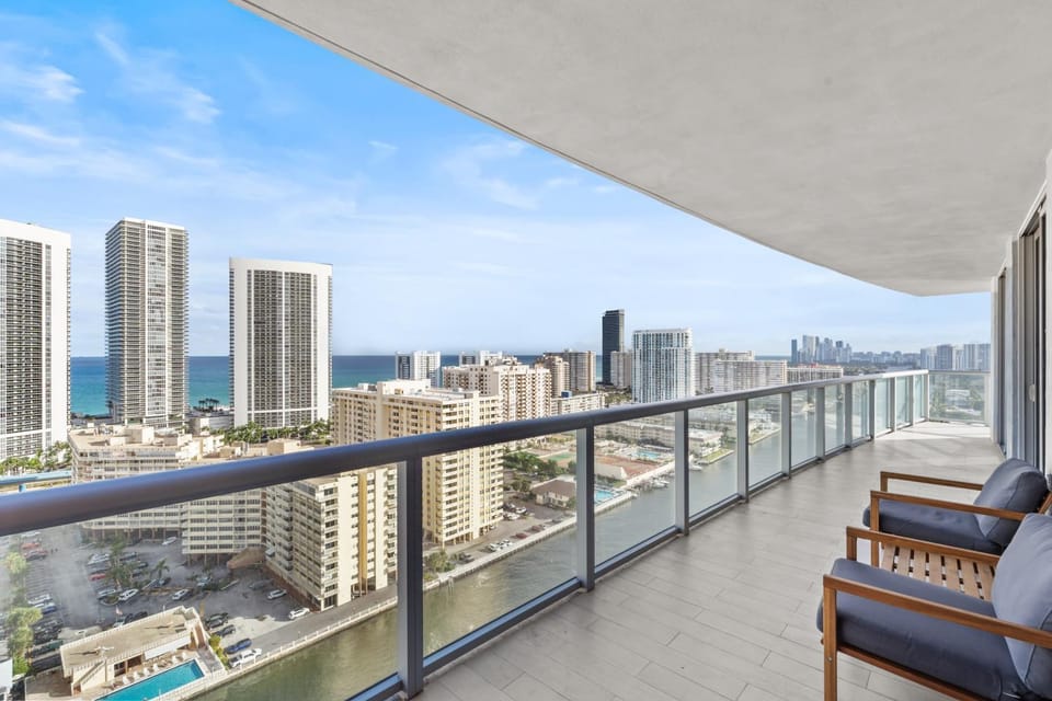Property building, Patio, Day, View (from property/room), Balcony/Terrace, Seating area, City view, Sea view