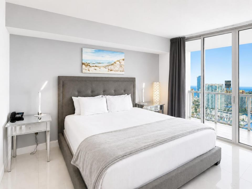 Bed, Balcony/Terrace, Bedroom, City view, Sea view