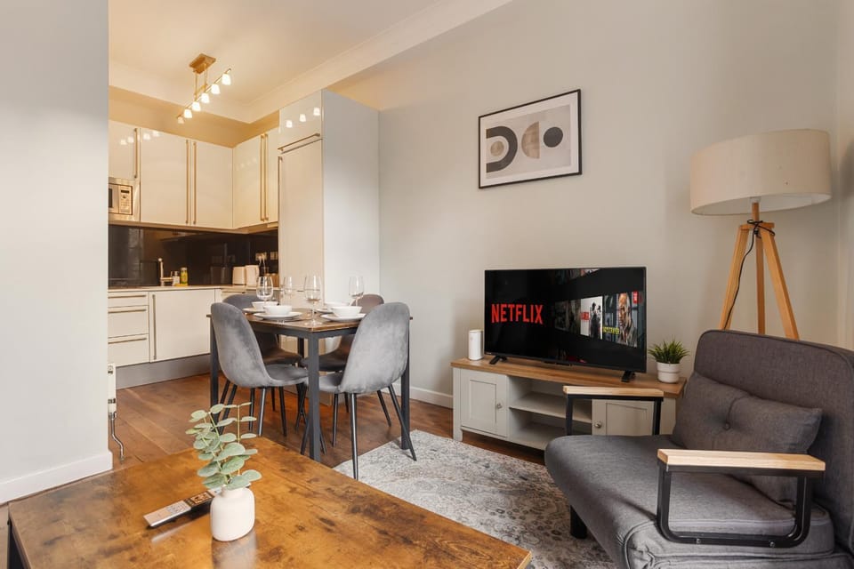 TV and multimedia, Seating area, stove