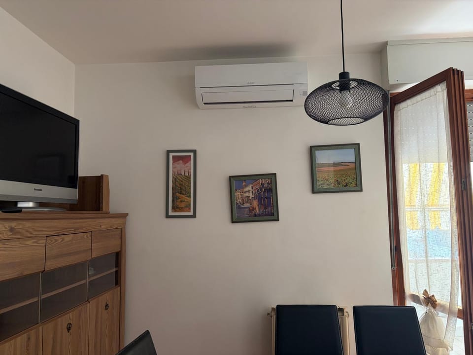 Communal lounge/ TV room, air conditioner