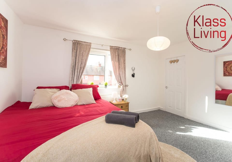Bed, Decorative detail, Bedroom, Guests, group of guests, cot, Family