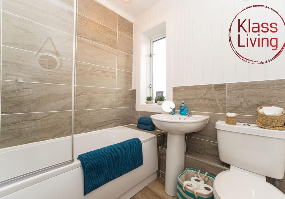 Shower, Toilet, Bathroom, Decorative detail, Guests, group of guests, Family