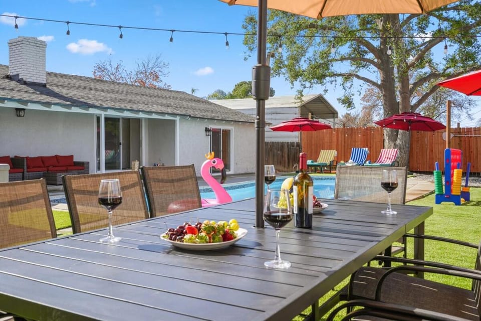Sleeps 12 - Hot Tub - Pool - Game Room & Fire Pit! House in Hemet