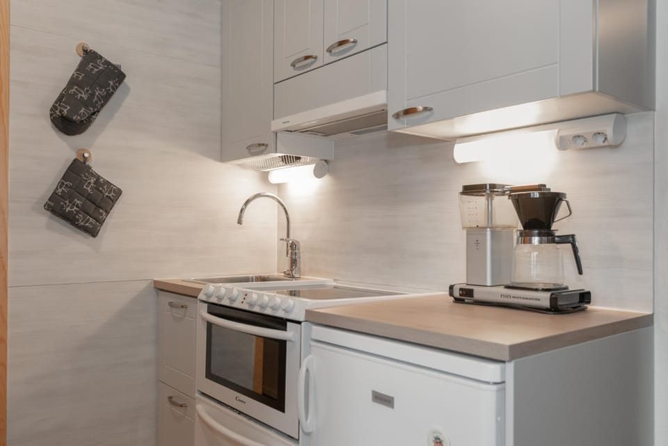 Coffee/tea facilities, Kitchen or kitchenette, dishwasher, stove