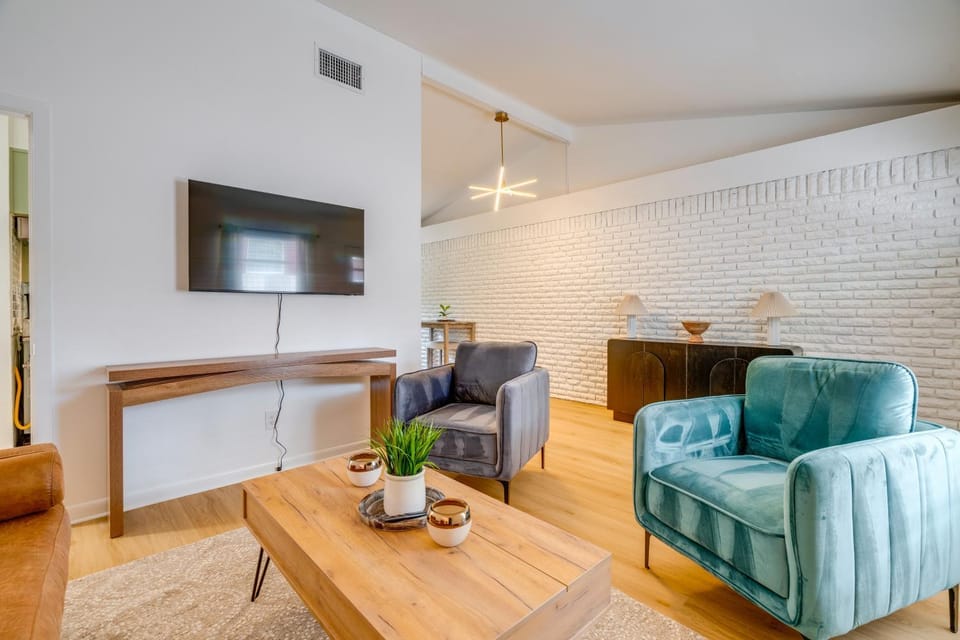 Walk to Campus: Creekside Austin Duplex! House in Austin