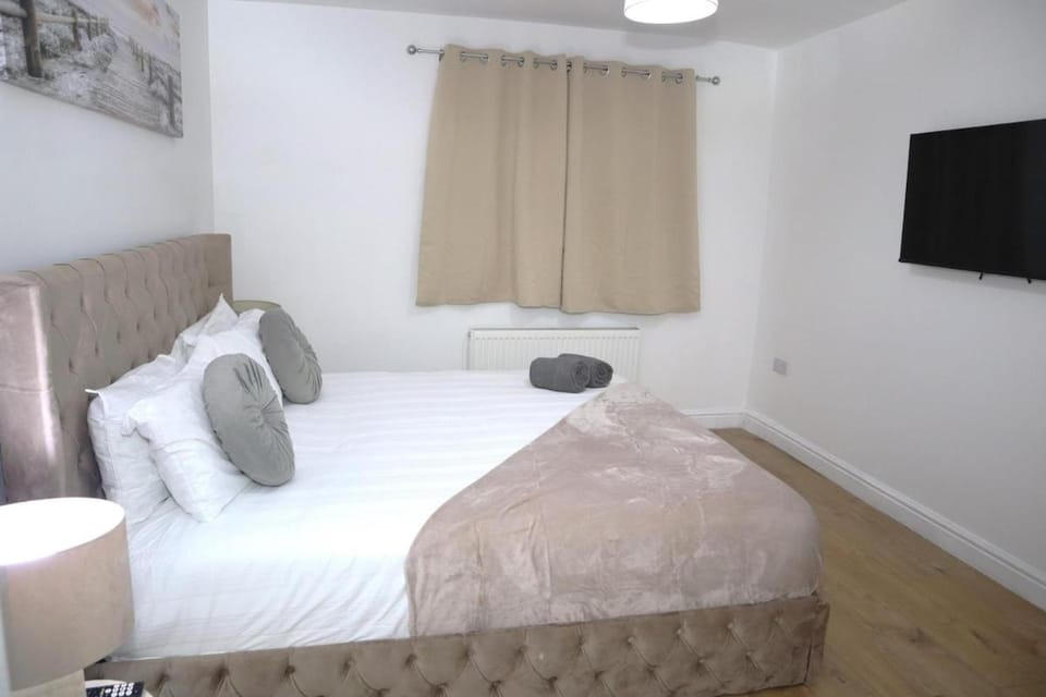 Luxe Lounge House in Coventry