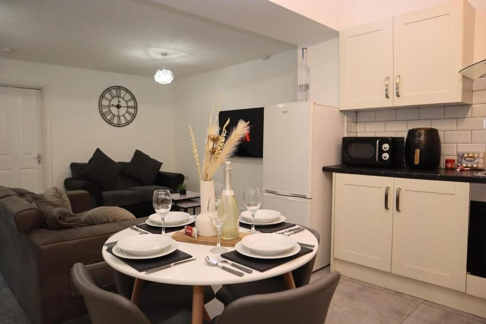 Luxe Lounge House in Coventry