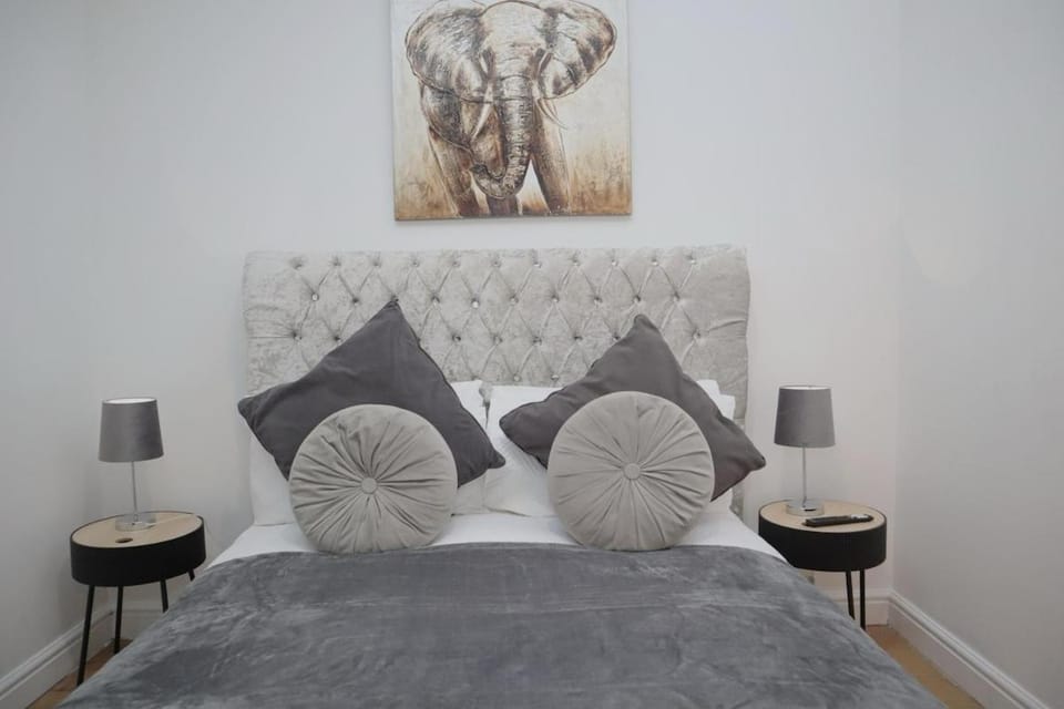 Luxe Lounge House in Coventry
