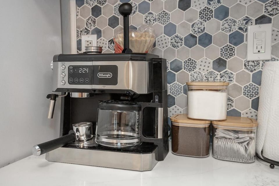 Charming Renovated Home in Lakewood House in Lakewood