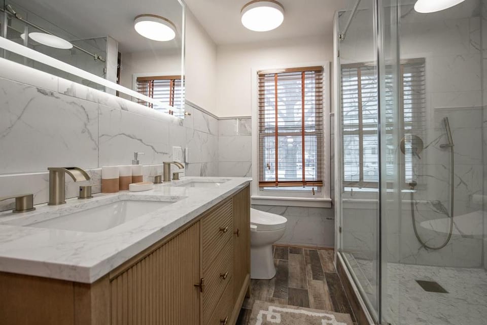 Charming Renovated Home in Lakewood House in Lakewood