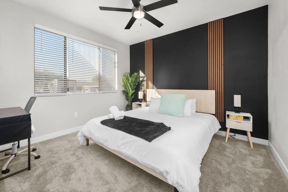 2BR Getaway near Thompson Peak with Pool & Parking Apartment in Scottsdale