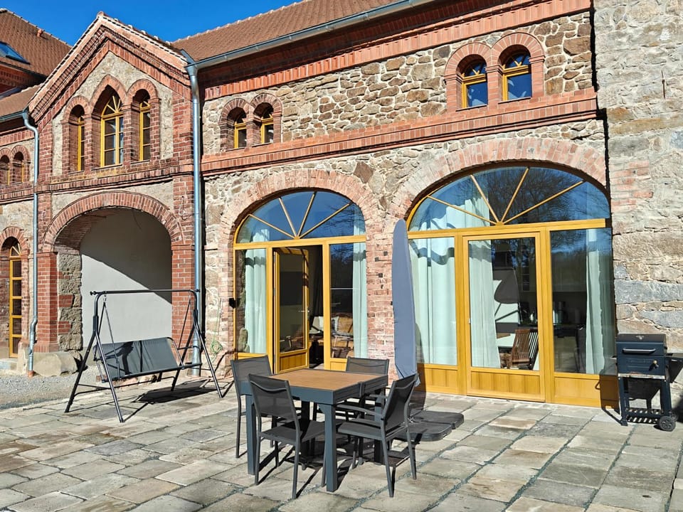 Property building, Day, BBQ facilities, Balcony/Terrace