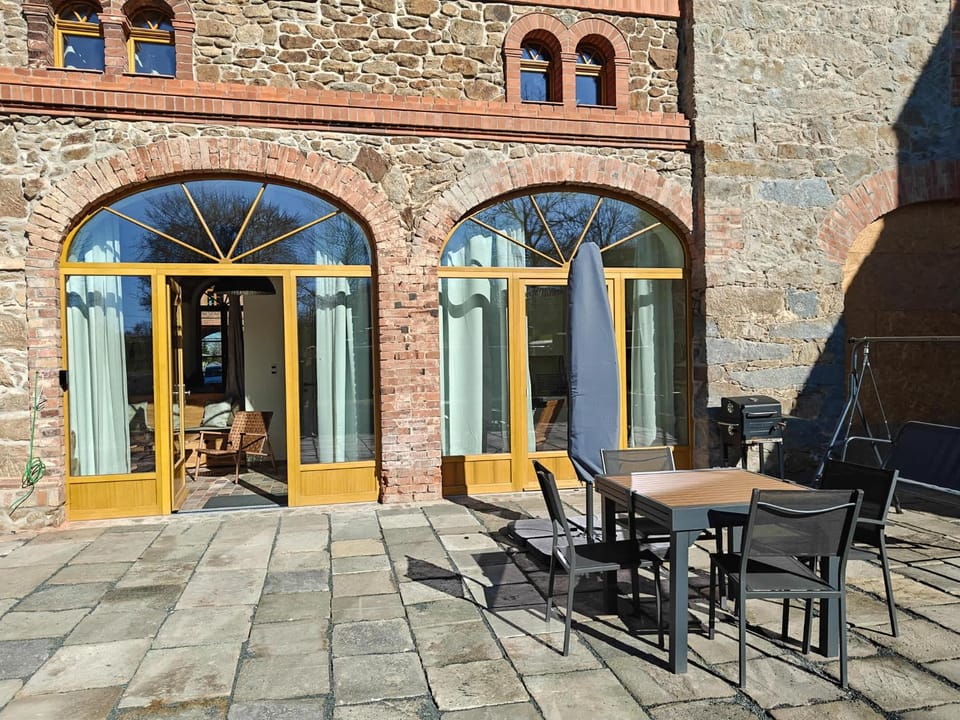 Property building, Patio, Day, BBQ facilities, Balcony/Terrace