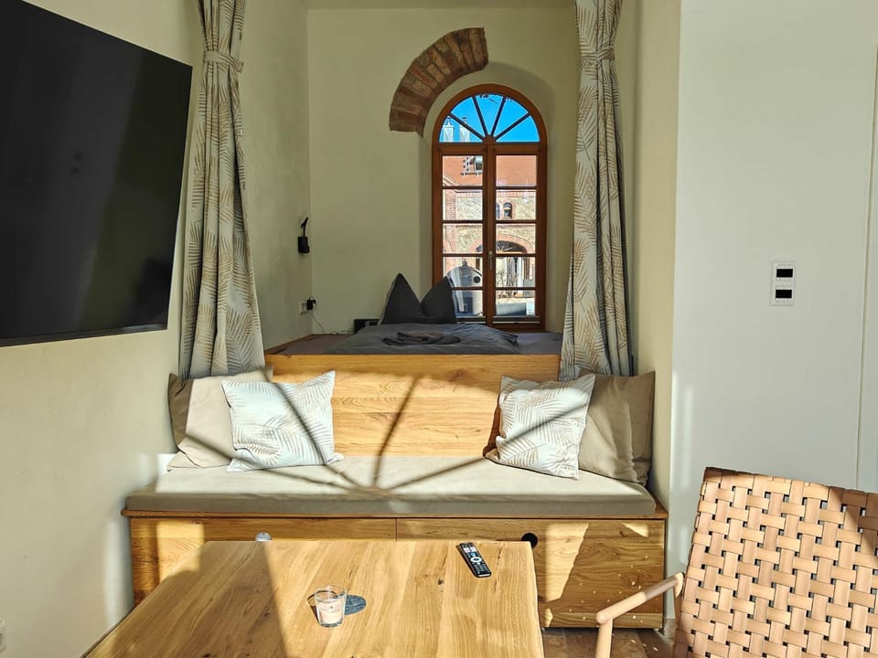 Bed, TV and multimedia, Living room, Photo of the whole room, Seating area, Dining area, Evening entertainment, Bedroom