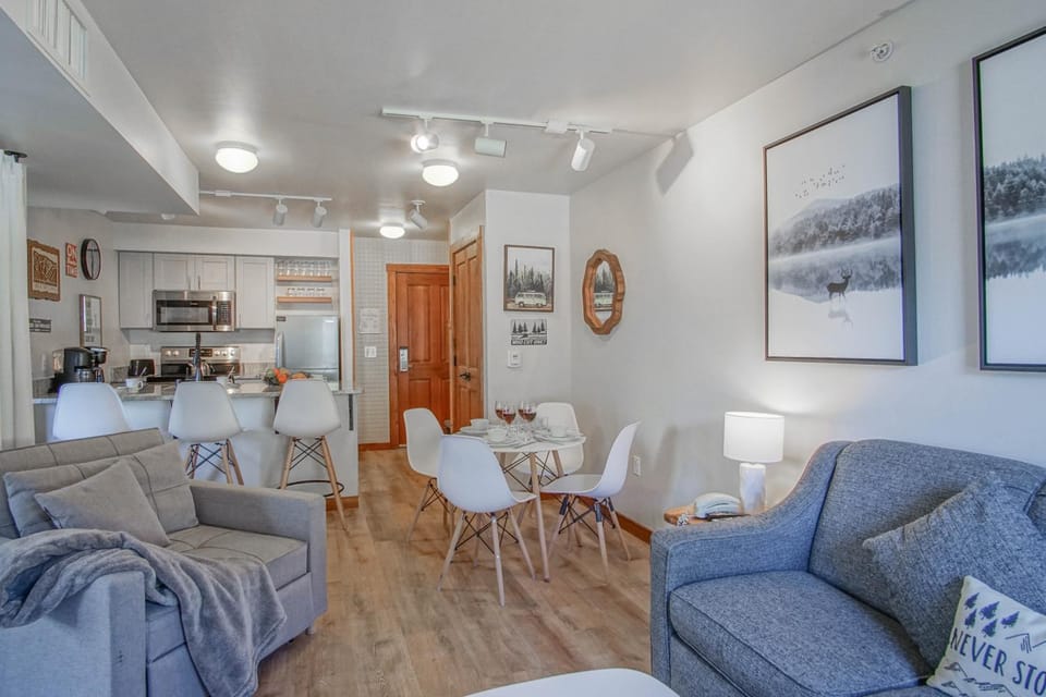 Kitchen or kitchenette, Living room, Seating area, Dining area