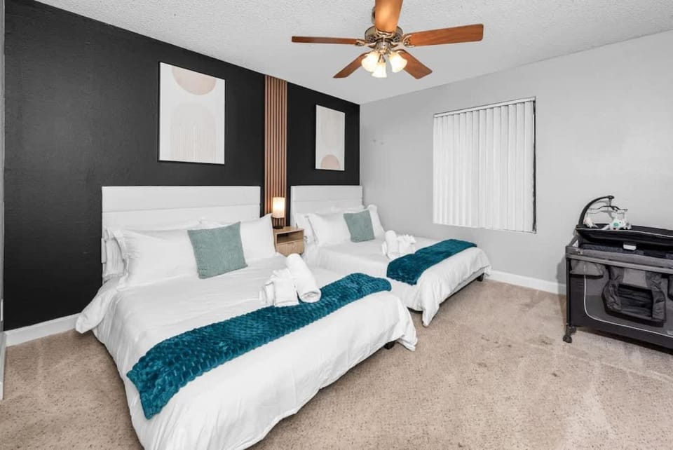 Modern Tempe 2BR Stay for 7 Pools Fitness Center & Pet-Friendly Apartment in Tempe