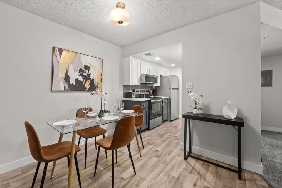 Comfortable ASU-Area 2BR with Pool Outdoor Grills & WiFi Apartment in Tempe