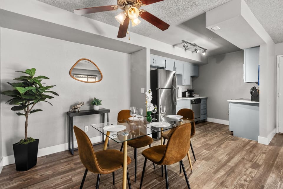Tempe 2BR Hideaway Near ASU Pool Access Pet-Friendly & Parking Apartment in Tempe
