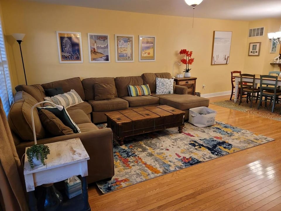 5 Blocks to Beach, Pool, Parking, 2 Master Suites House in Rehoboth Beach
