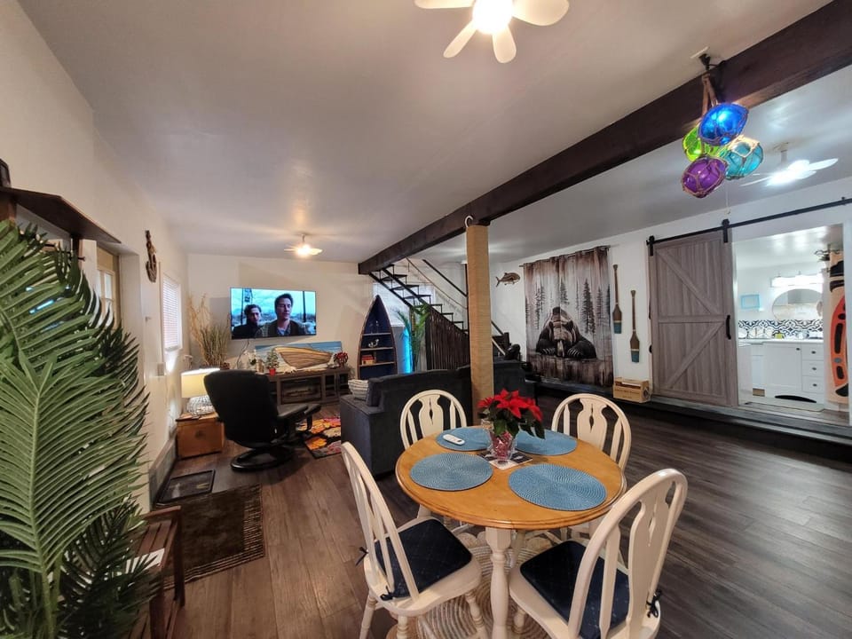 Seating area, Dining area