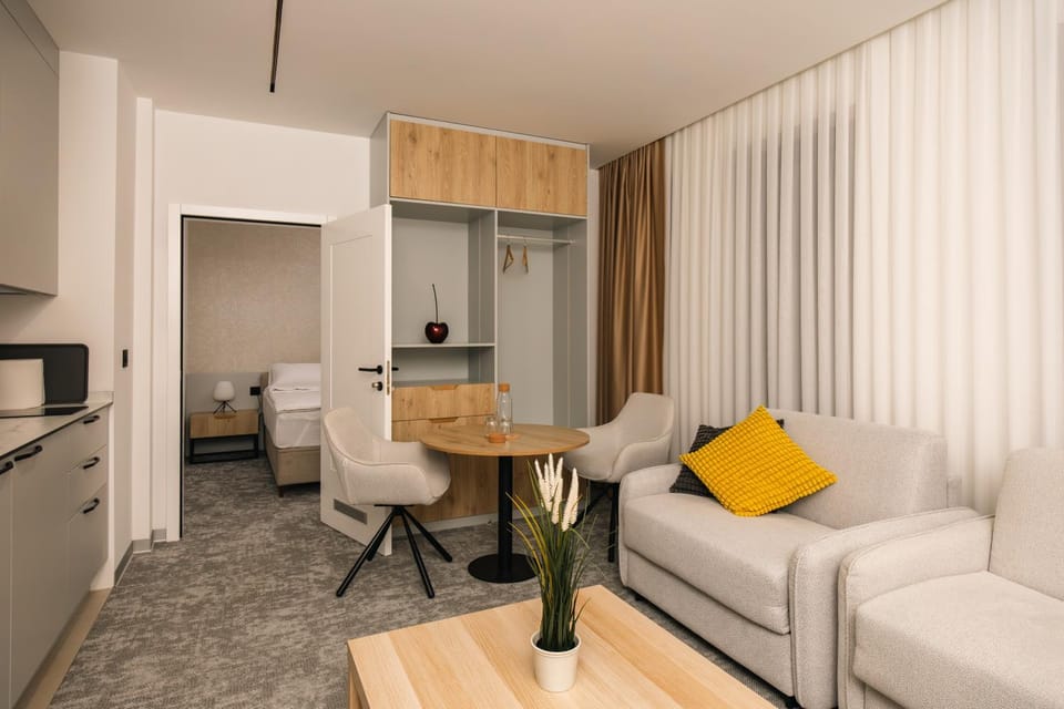 Kitchen or kitchenette, Living room, Seating area, minibar