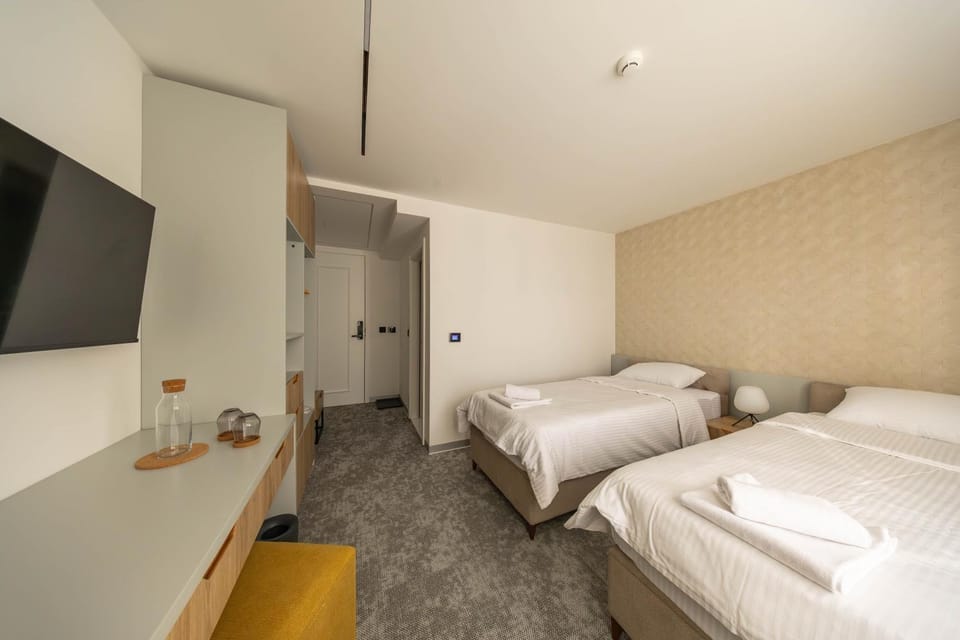 Bed, TV and multimedia, Photo of the whole room, Bedroom