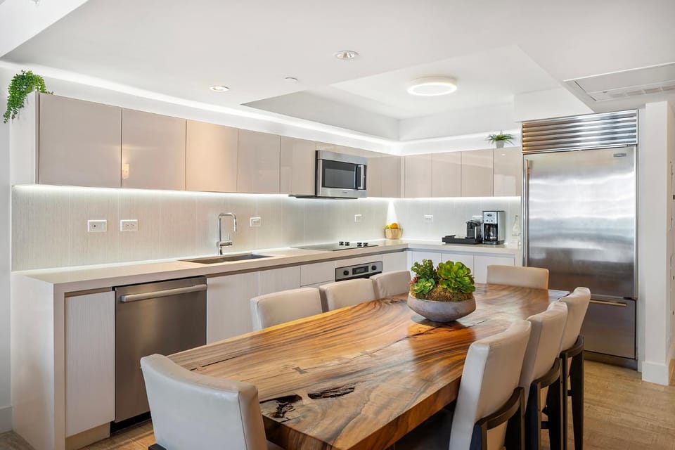 Kitchen or kitchenette, Dining area